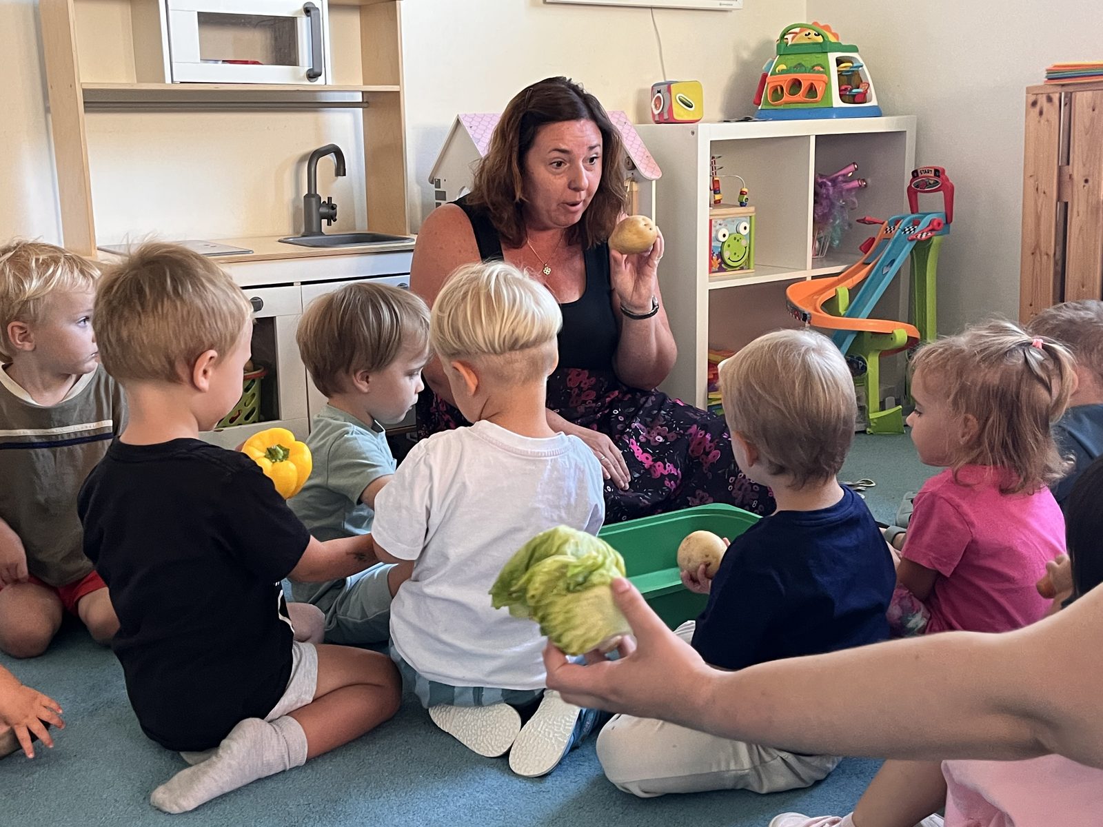 Poznávání zeleniny ve společném kruhu – Centrum Edukidz