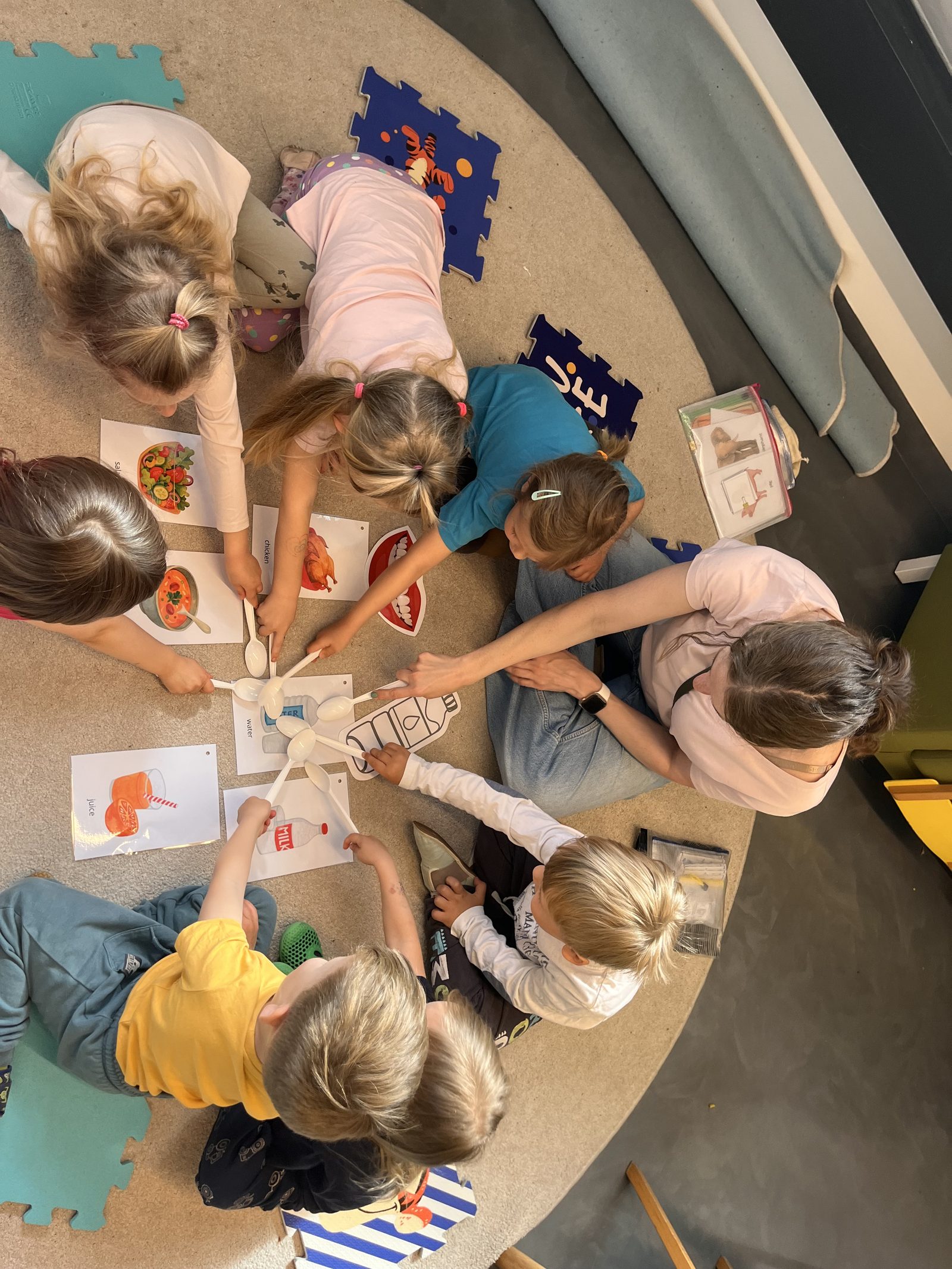 Skupinová práce s obrázkovými kartičkami – Centrum Edukidz