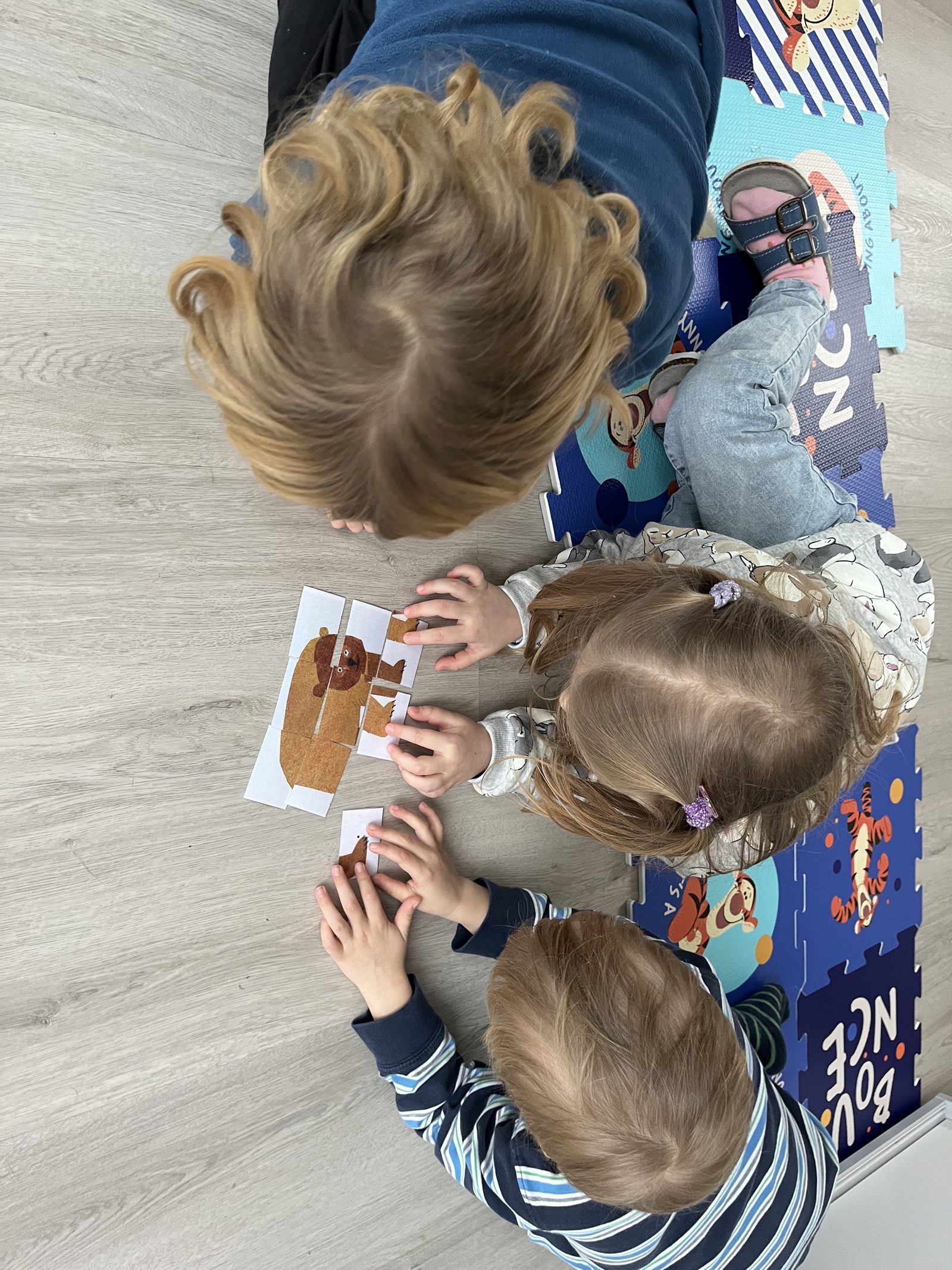 Společná práce dětí u stolu – Centrum Edukidz