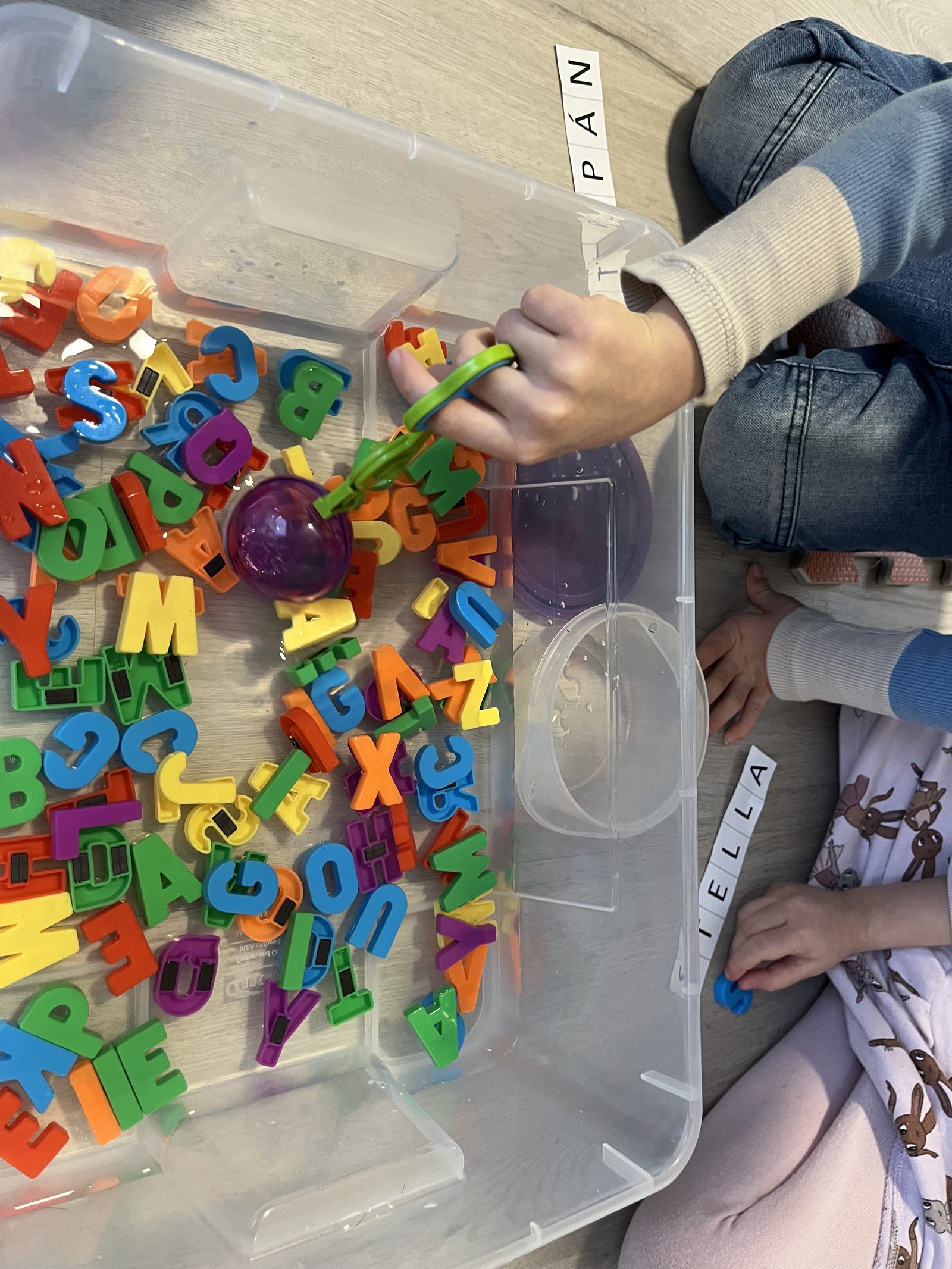 Lovení písmen a skládání vlastního jména – Centrum Edukidz